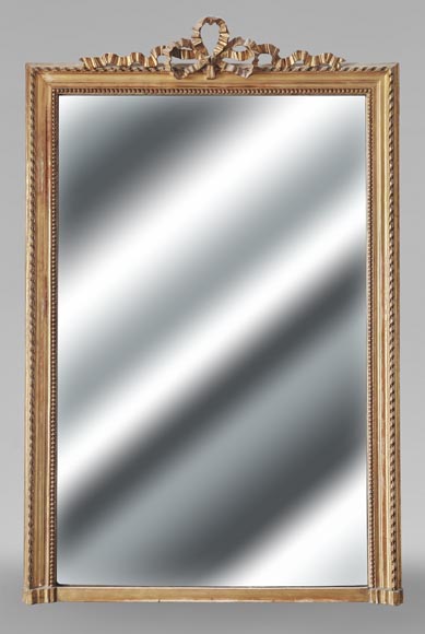 Trumeau doré de style Louis XVI surmonté d'un ruban noué Trumeau doré de style Louis XVI surmonté d'un ruban noué-0