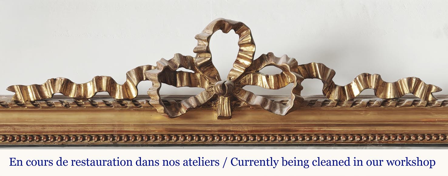 Trumeau doré de style Louis XVI surmonté d'un ruban noué Trumeau doré de style Louis XVI surmonté d'un ruban noué-1