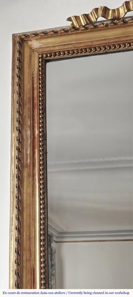 Trumeau doré de style Louis XVI surmonté d'un ruban noué Trumeau doré de style Louis XVI surmonté d'un ruban noué-2