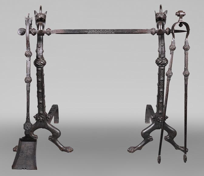 E. LARCHEVÊQUE, paire de chenets et accessoires en fer forgé à têtes de dragons E. LARCHEVÊQUE, paire de chenets et accessoires en fer forgé à têtes de dragons-0
