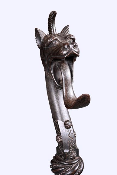 E. LARCHEVÊQUE, paire de chenets et accessoires en fer forgé à têtes de dragons E. LARCHEVÊQUE, paire de chenets et accessoires en fer forgé à têtes de dragons-2