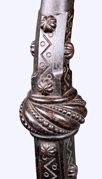 E. LARCHEVÊQUE, paire de chenets et accessoires en fer forgé à têtes de dragons E. LARCHEVÊQUE, paire de chenets et accessoires en fer forgé à têtes de dragons-3