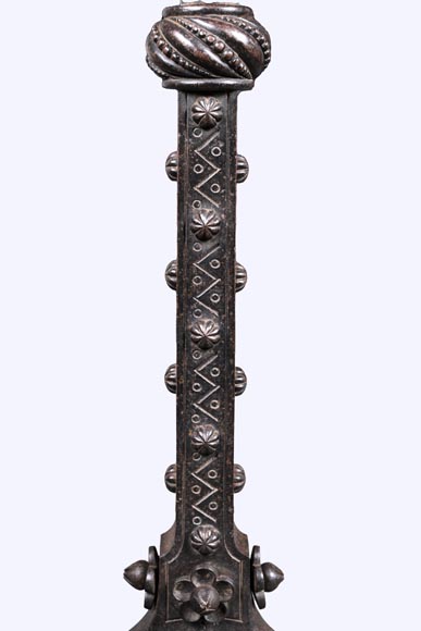 E. LARCHEVÊQUE, paire de chenets et accessoires en fer forgé à têtes de dragons E. LARCHEVÊQUE, paire de chenets et accessoires en fer forgé à têtes de dragons-4