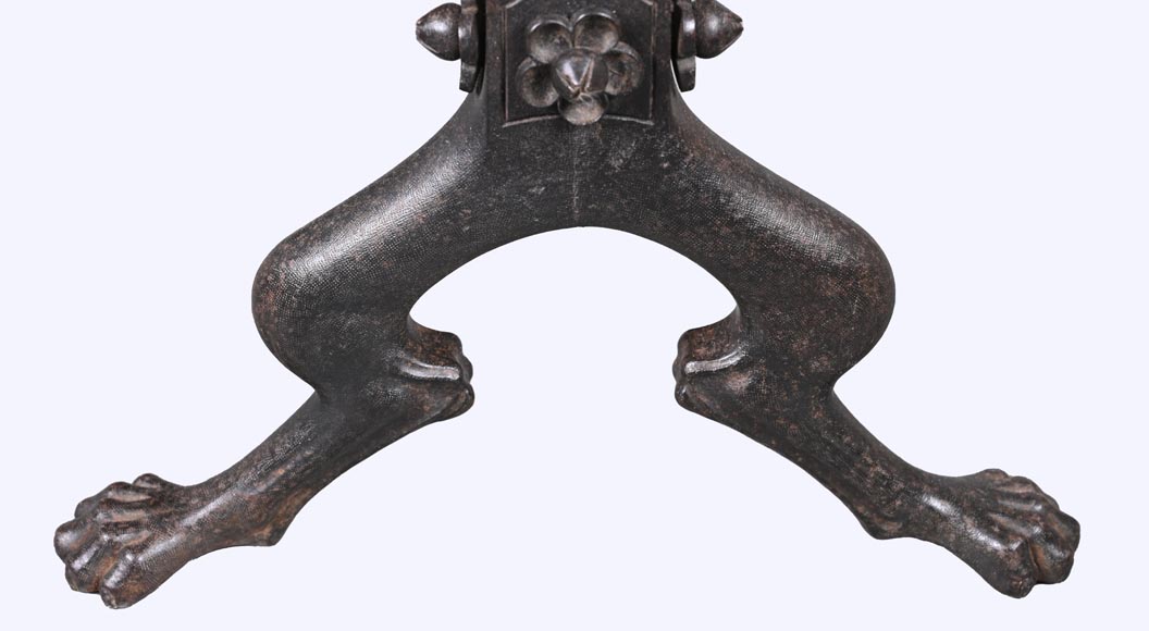 E. LARCHEVÊQUE, paire de chenets et accessoires en fer forgé à têtes de dragons E. LARCHEVÊQUE, paire de chenets et accessoires en fer forgé à têtes de dragons-6