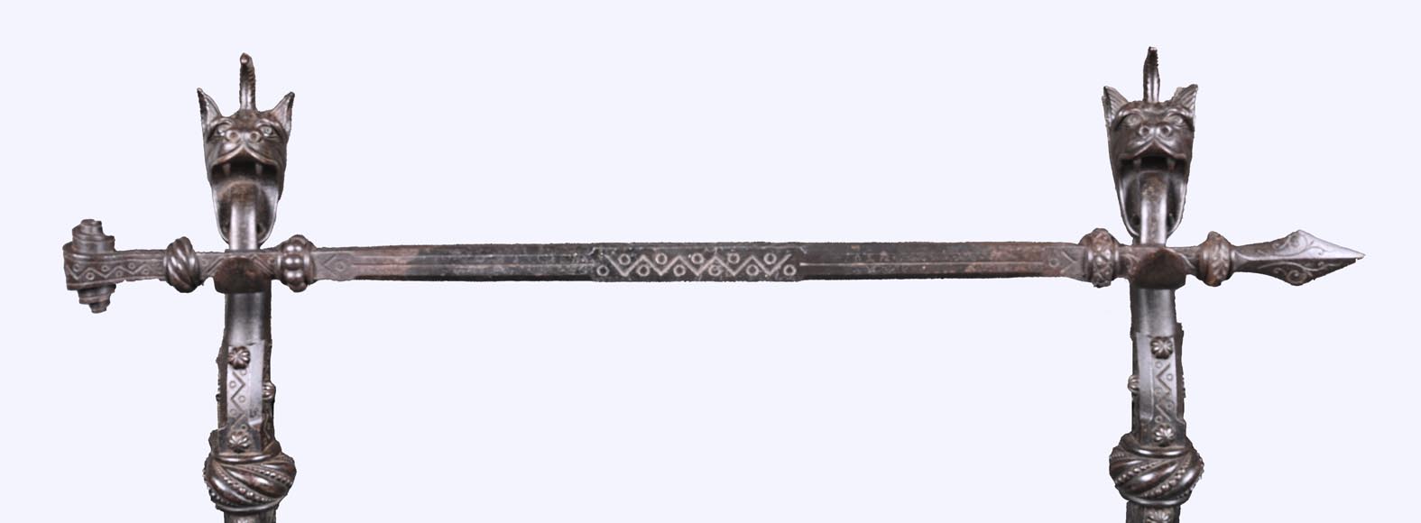 E. LARCHEVÊQUE, paire de chenets et accessoires en fer forgé à têtes de dragons E. LARCHEVÊQUE, paire de chenets et accessoires en fer forgé à têtes de dragons-7