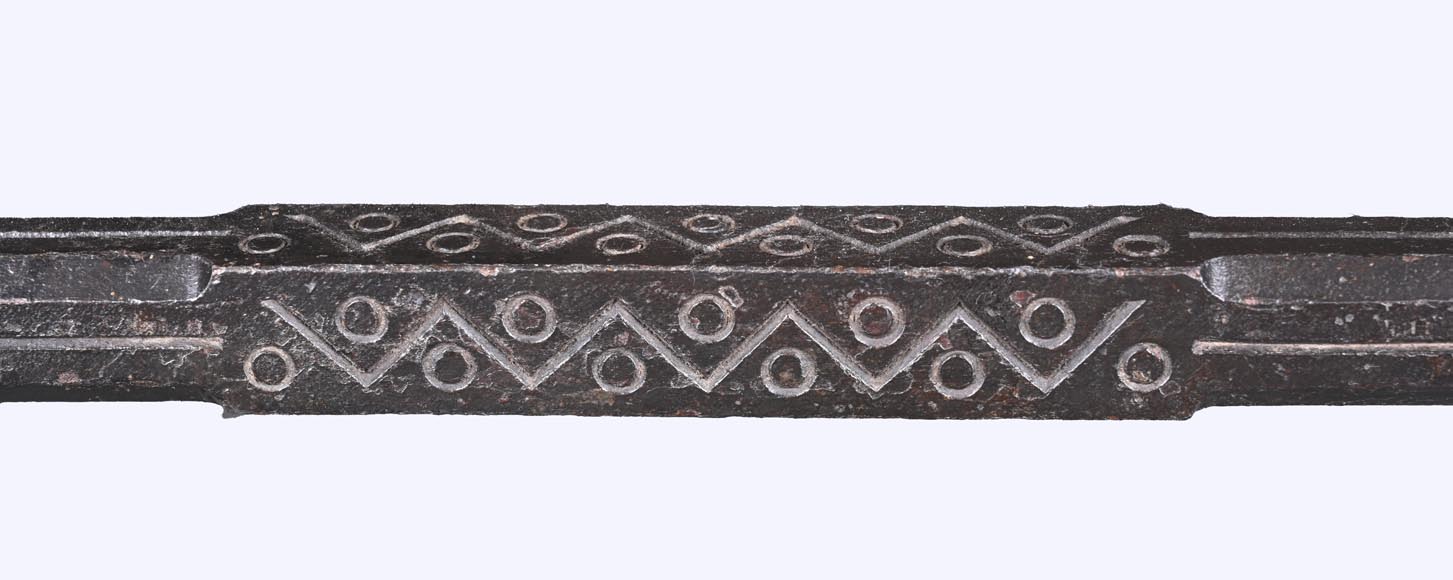 E. LARCHEVÊQUE, paire de chenets et accessoires en fer forgé à têtes de dragons E. LARCHEVÊQUE, paire de chenets et accessoires en fer forgé à têtes de dragons-8