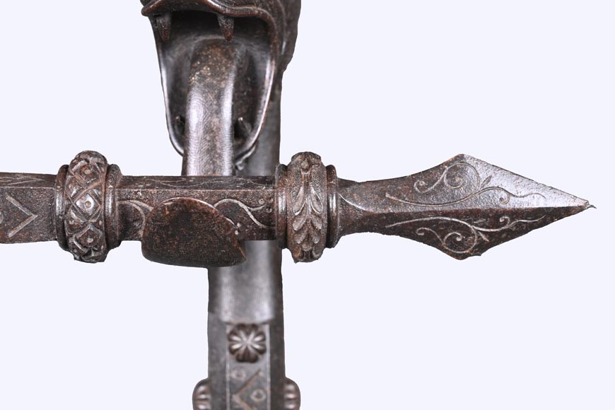 E. LARCHEVÊQUE, paire de chenets et accessoires en fer forgé à têtes de dragons E. LARCHEVÊQUE, paire de chenets et accessoires en fer forgé à têtes de dragons-9