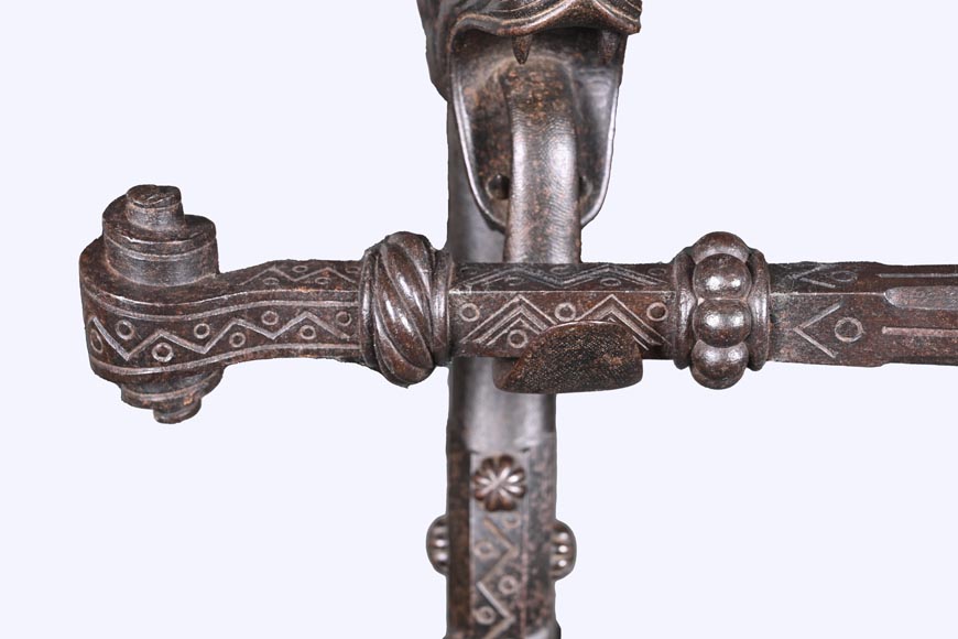 E. LARCHEVÊQUE, paire de chenets et accessoires en fer forgé à têtes de dragons E. LARCHEVÊQUE, paire de chenets et accessoires en fer forgé à têtes de dragons-10