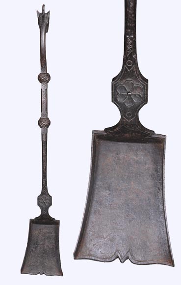 E. LARCHEVÊQUE, paire de chenets et accessoires en fer forgé à têtes de dragons E. LARCHEVÊQUE, paire de chenets et accessoires en fer forgé à têtes de dragons-11