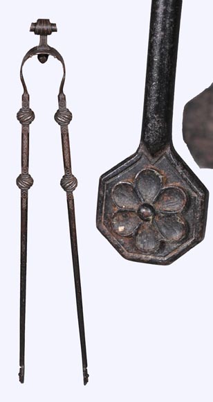 E. LARCHEVÊQUE, paire de chenets et accessoires en fer forgé à têtes de dragons E. LARCHEVÊQUE, paire de chenets et accessoires en fer forgé à têtes de dragons-12