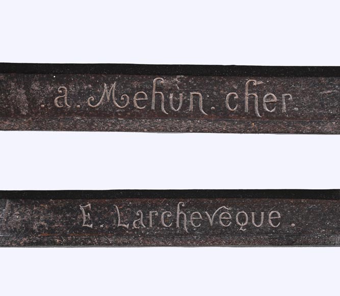 E. LARCHEVÊQUE, paire de chenets et accessoires en fer forgé à têtes de dragons E. LARCHEVÊQUE, paire de chenets et accessoires en fer forgé à têtes de dragons-13