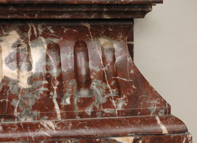 Cheminée en marbre de style Louis XIV à acrotère Cheminée en marbre de style Louis XIV à acrotère-2