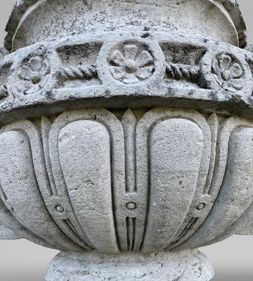 Vase d’extérieur sculpté en pierre avec anse en spiral Vase d’extérieur sculpté en pierre avec anse en spiral-2