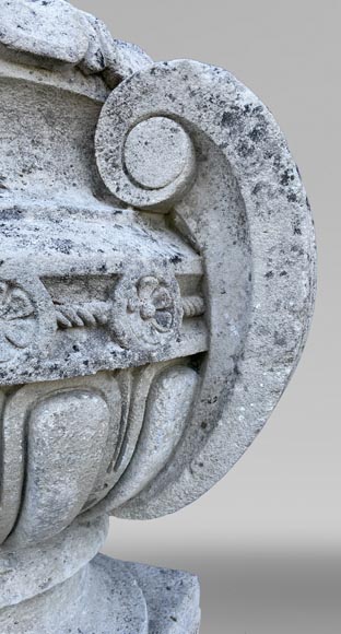 Vase d’extérieur sculpté en pierre avec anse en spiral Vase d’extérieur sculpté en pierre avec anse en spiral-3