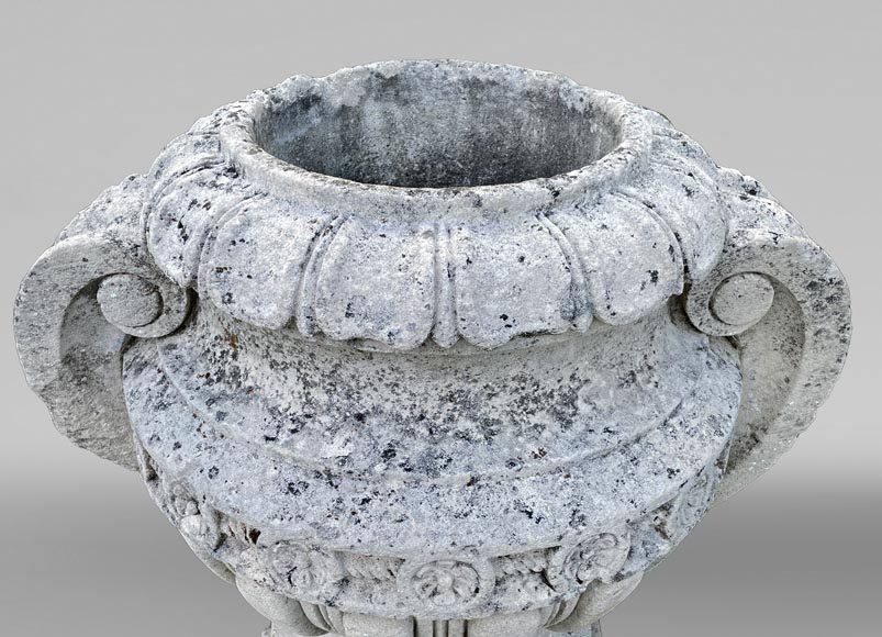 Vase d’extérieur sculpté en pierre avec anse en spiral Vase d’extérieur sculpté en pierre avec anse en spiral-4