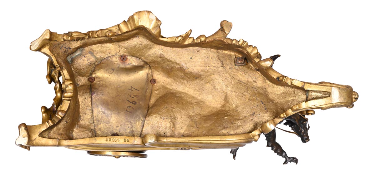 Pendule de style rococo au chiffre de Louis XV, bronze doré et patiné Pendule de style rococo au chiffre de Louis XV, bronze doré et patiné-11