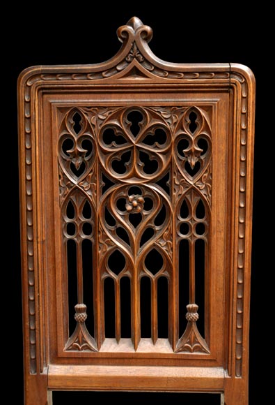 Suite de 12 chaises néo-gothiques présentant quatre types de dossiers ajourés différents Suite de 12 chaises néo-gothiques présentant quatre types de dossiers ajourés différents-2