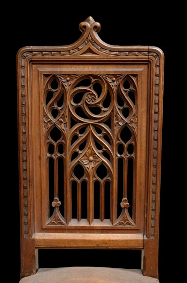 Suite de 12 chaises néo-gothiques présentant quatre types de dossiers ajourés différents Suite de 12 chaises néo-gothiques présentant quatre types de dossiers ajourés différents-3