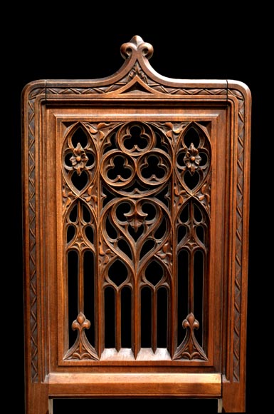 Suite de 12 chaises néo-gothiques présentant quatre types de dossiers ajourés différents Suite de 12 chaises néo-gothiques présentant quatre types de dossiers ajourés différents-4