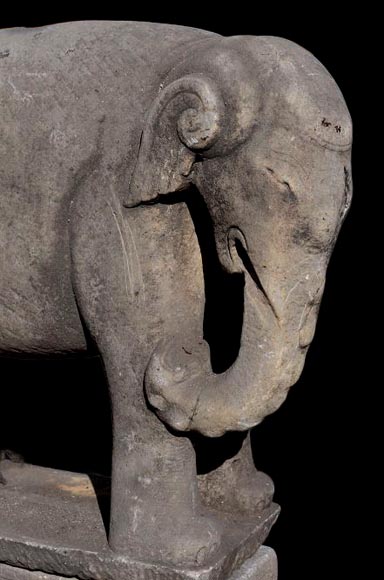 Paire de statues d’éléphants en pierre sculptée de style vietnamien Paire de statues d’éléphants en pierre sculptée de style vietnamien-2