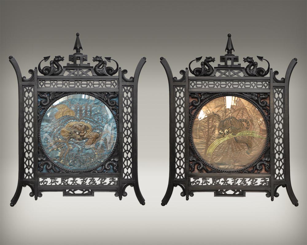 Paire de cadres japonisant en bois noirci à décor de soie brodée Paire de cadres japonisant en bois noirci à décor de soie brodée-0