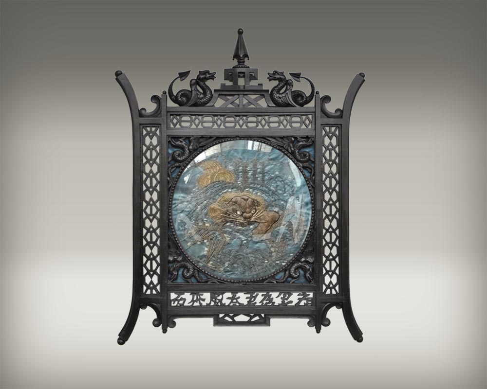 Paire de cadres japonisant en bois noirci à décor de soie brodée Paire de cadres japonisant en bois noirci à décor de soie brodée-1