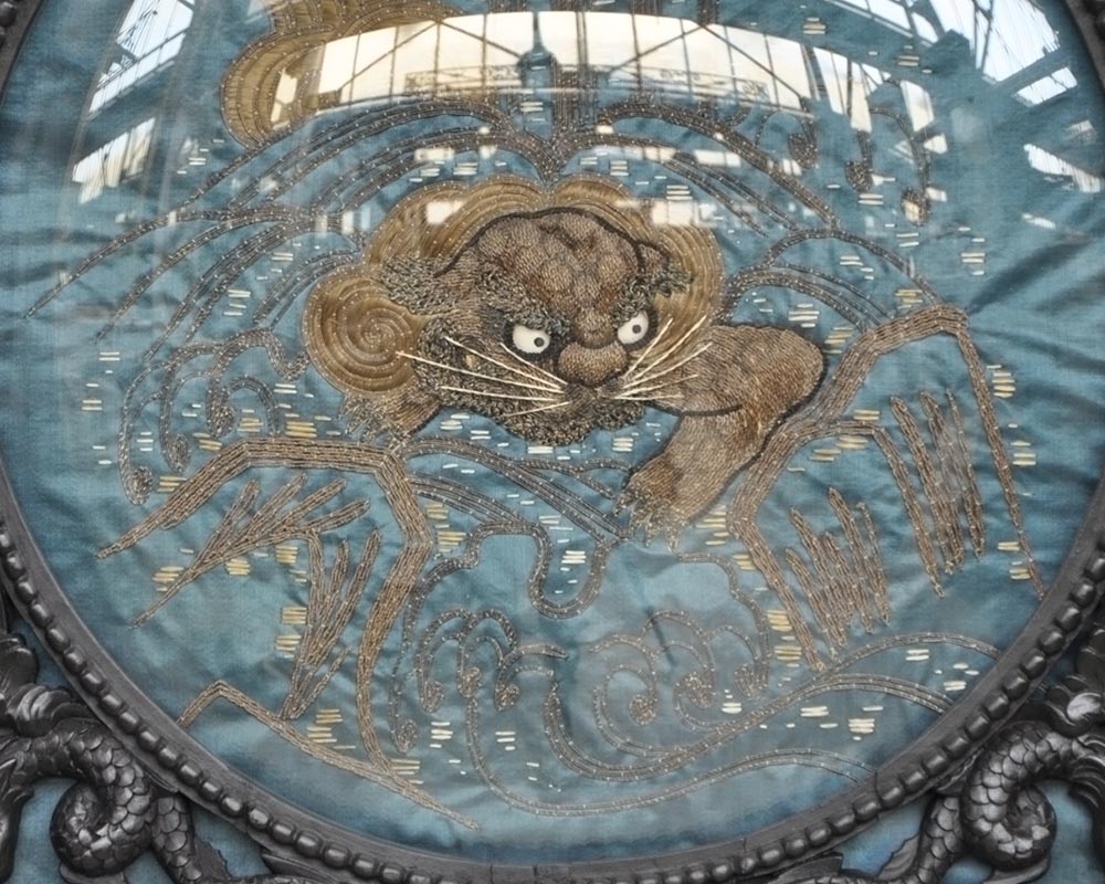 Paire de cadres japonisant en bois noirci à décor de soie brodée Paire de cadres japonisant en bois noirci à décor de soie brodée-2