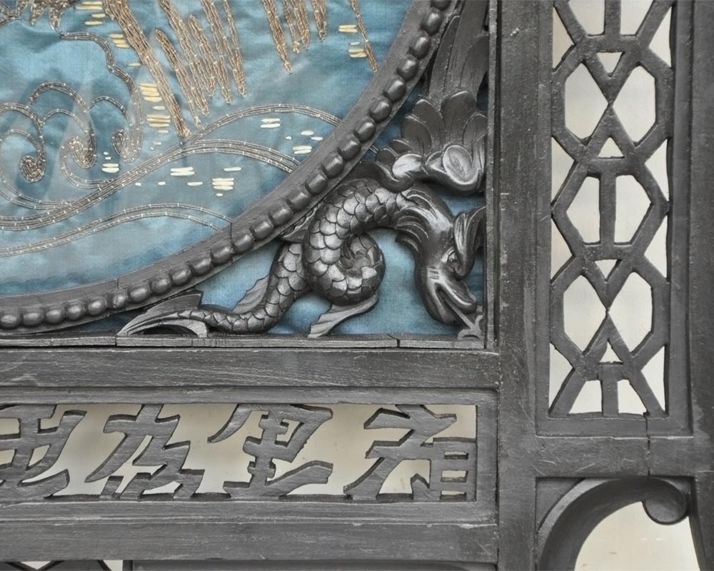 Paire de cadres japonisant en bois noirci à décor de soie brodée Paire de cadres japonisant en bois noirci à décor de soie brodée-5