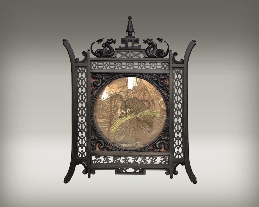 Paire de cadres japonisant en bois noirci à décor de soie brodée Paire de cadres japonisant en bois noirci à décor de soie brodée-6