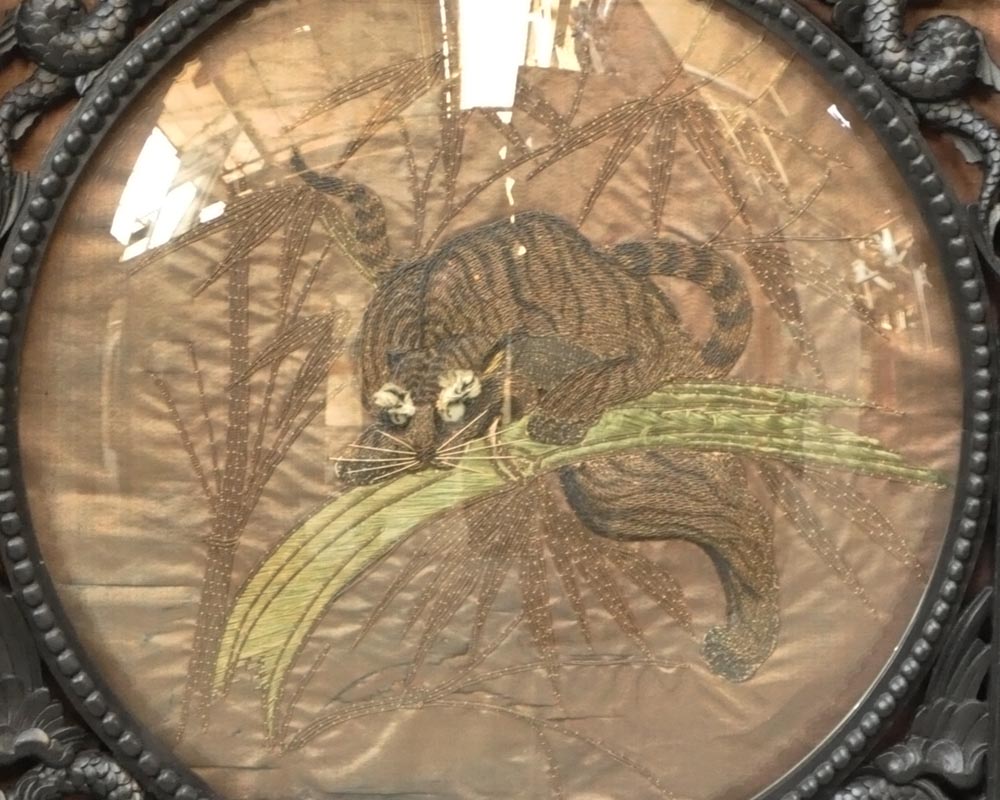 Paire de cadres japonisant en bois noirci à décor de soie brodée Paire de cadres japonisant en bois noirci à décor de soie brodée-7