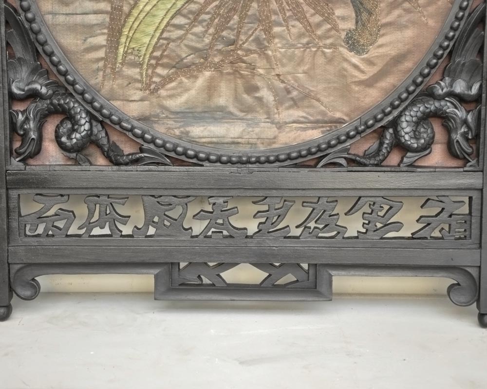 Paire de cadres japonisant en bois noirci à décor de soie brodée Paire de cadres japonisant en bois noirci à décor de soie brodée-9