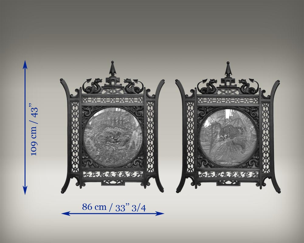 Paire de cadres japonisant en bois noirci à décor de soie brodée Paire de cadres japonisant en bois noirci à décor de soie brodée-12