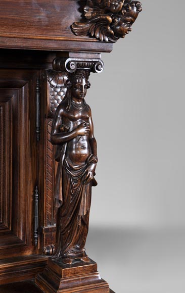 Salle à manger de style Néo-Renaissance en noyer sculpté à décor de grotesques et animaux fantastiques Salle à manger de style Néo-Renaissance en noyer sculpté à décor de grotesques et animaux fantastiques-2