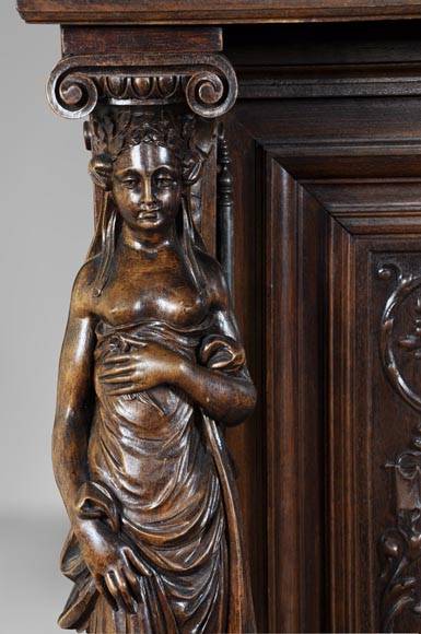 Salle à manger de style Néo-Renaissance en noyer sculpté à décor de grotesques et animaux fantastiques Salle à manger de style Néo-Renaissance en noyer sculpté à décor de grotesques et animaux fantastiques-3