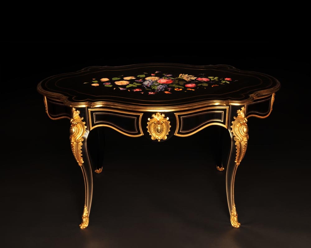 Julien-Nicolas RIVART (1802-1867) - Table de style Louis XV en poirier noirci à décor de marqueterie de porcelaine Julien-Nicolas RIVART (1802-1867) - Table de style Louis XV en poirier noirci à décor de marqueterie de porcelaine-1