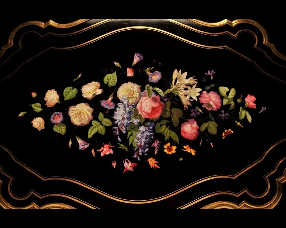 Julien-Nicolas RIVART (1802-1867) - Table de style Louis XV en poirier noirci à décor de marqueterie de porcelaine Julien-Nicolas RIVART (1802-1867) - Table de style Louis XV en poirier noirci à décor de marqueterie de porcelaine-2