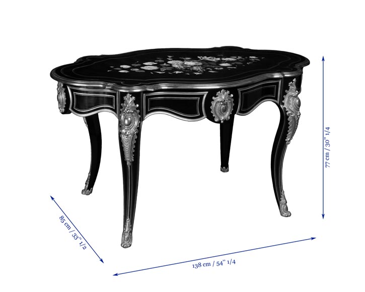 Julien-Nicolas RIVART (1802-1867) - Table de style Louis XV en poirier noirci à décor de marqueterie de porcelaine Julien-Nicolas RIVART (1802-1867) - Table de style Louis XV en poirier noirci à décor de marqueterie de porcelaine-4