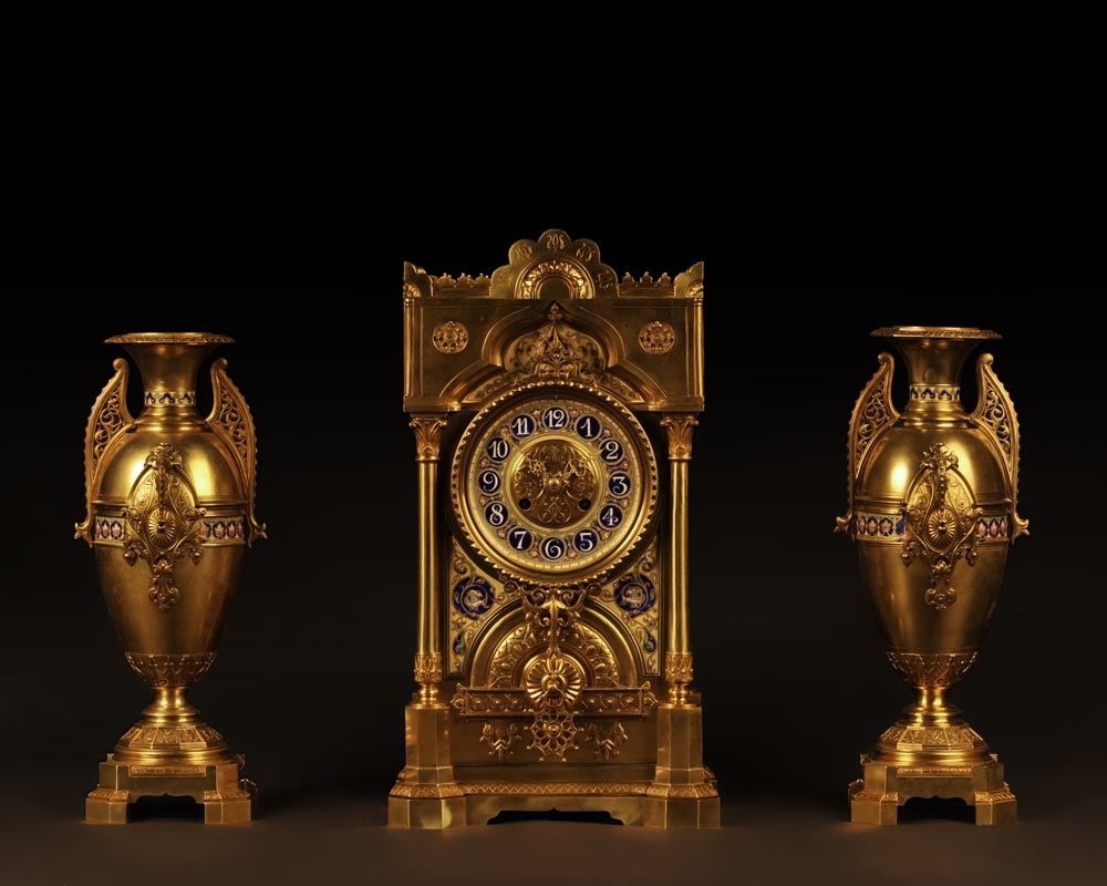 Garniture de cheminée orientalisante en bronze doré  à décor de porcelaine polychrome Garniture de cheminée orientalisante en bronze doré  à décor de porcelaine polychrome-0