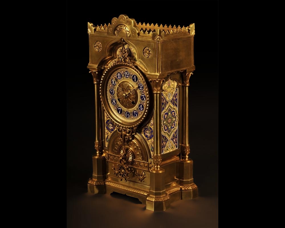 Garniture de cheminée orientalisante en bronze doré  à décor de porcelaine polychrome Garniture de cheminée orientalisante en bronze doré  à décor de porcelaine polychrome-1