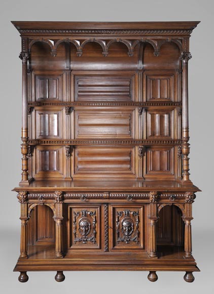 Grand vaisselier ancien de style Néo-Gothique en noyer sculpté à décor de satyres Grand vaisselier ancien de style Néo-Gothique en noyer sculpté à décor de satyres-0