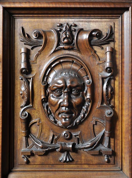 Grand vaisselier ancien de style Néo-Gothique en noyer sculpté à décor de satyres Grand vaisselier ancien de style Néo-Gothique en noyer sculpté à décor de satyres-2