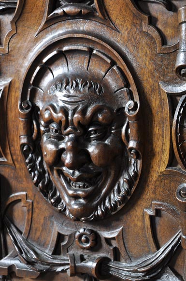 Grand vaisselier ancien de style Néo-Gothique en noyer sculpté à décor de satyres Grand vaisselier ancien de style Néo-Gothique en noyer sculpté à décor de satyres-3