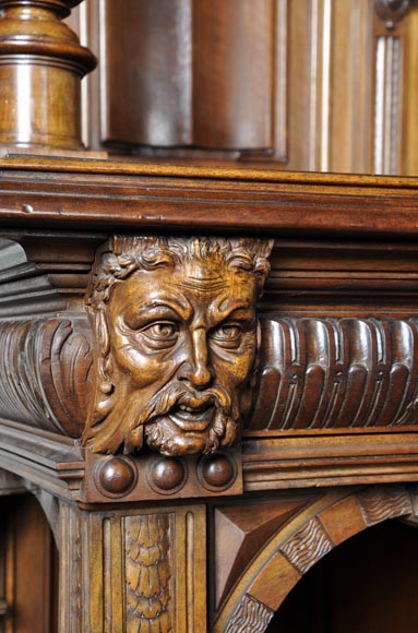 Grand vaisselier ancien de style Néo-Gothique en noyer sculpté à décor de satyres Grand vaisselier ancien de style Néo-Gothique en noyer sculpté à décor de satyres-5