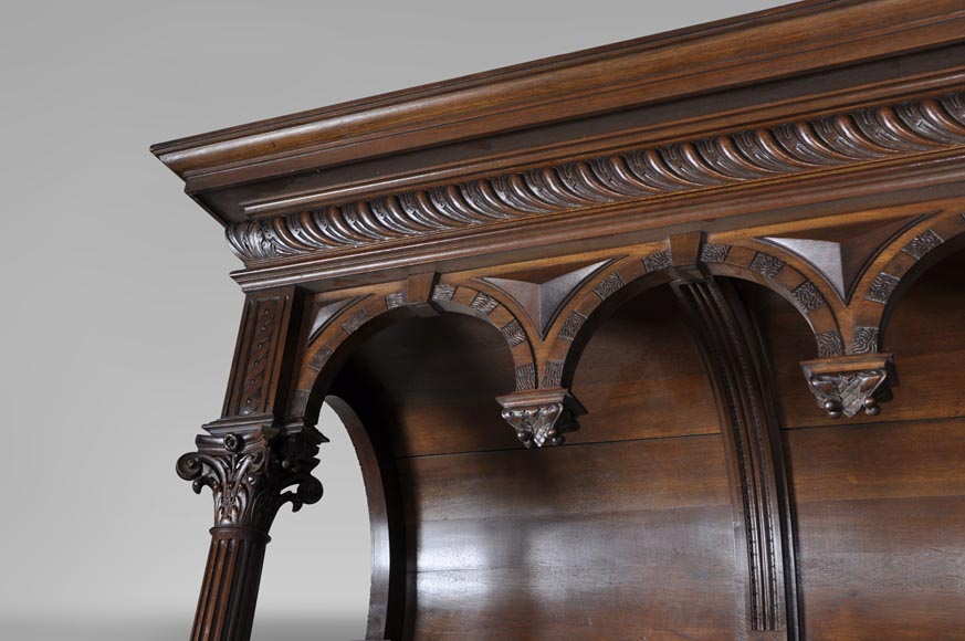 Grand vaisselier ancien de style Néo-Gothique en noyer sculpté à décor de satyres Grand vaisselier ancien de style Néo-Gothique en noyer sculpté à décor de satyres-7