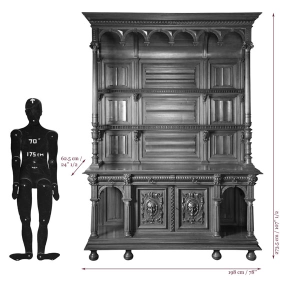 Grand vaisselier ancien de style Néo-Gothique en noyer sculpté à décor de satyres Grand vaisselier ancien de style Néo-Gothique en noyer sculpté à décor de satyres-8