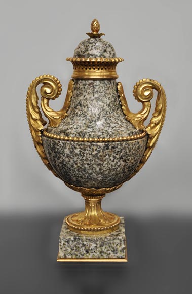 Paire de cassolettes en granite et bronze doré d'après un modèle de Pierre Gouthière Paire de cassolettes en granite et bronze doré d'après un modèle de Pierre Gouthière-1