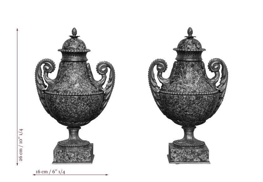 Paire de cassolettes en granite et bronze doré d'après un modèle de Pierre Gouthière Paire de cassolettes en granite et bronze doré d'après un modèle de Pierre Gouthière-4