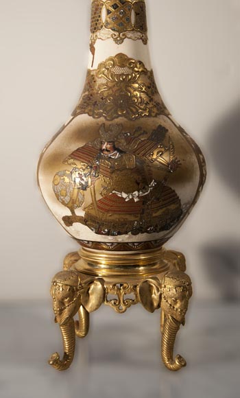 Superbe vase en faïence de Satzuma à personnages monté en lampe avec des bronzes attribués à Ferdinand Barbedienne Superbe vase en faïence de Satzuma à personnages monté en lampe avec des bronzes attribués à Ferdinand Barbedienne-1