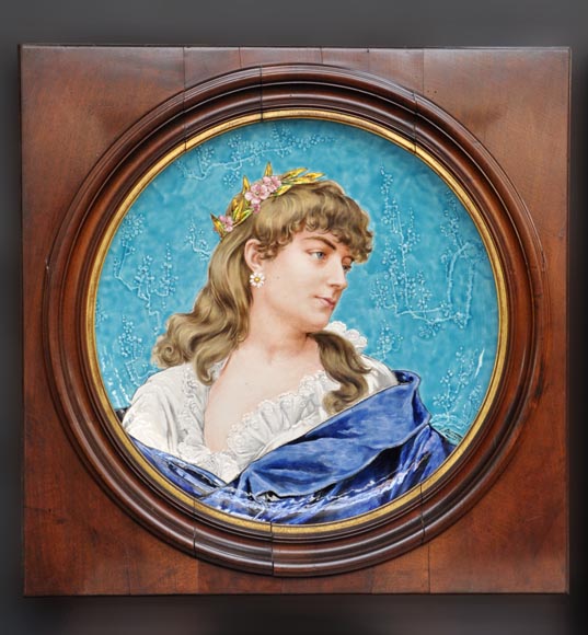 A. TEBARQUE - Paire de portraits de femmes en faïence émaillée A. TEBARQUE - Paire de portraits de femmes en faïence émaillée-1