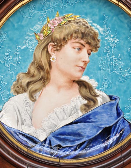 A. TEBARQUE - Paire de portraits de femmes en faïence émaillée A. TEBARQUE - Paire de portraits de femmes en faïence émaillée-2